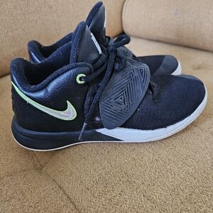 Kyrie Irving flytraps basketball sneakers